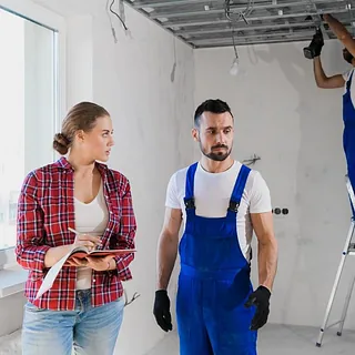 jefa de obra controla dos obreros en habitacion reformas